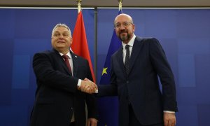 El primer ministro de Hungría, Viktor Orbán, saluda al presidente del Consejo Europeo, Charles Michel, a 13 de diciembre de 2023.