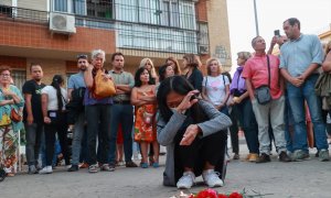 Vecinas, familiares y amigos de una mujer asesinada en el barrio de la Macarena mantienen un minuto de silencio, a 4 de septiembre de 2023 en Sevilla (Andalucía, España).