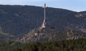 La cruz del Valle de Cuelgamuros desde el embalse de La Jarosa, a 21 de abril de 2023.