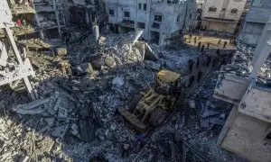 Palestinos remueven los escombros de las casas dañadas en Rafah tras un bombardeo israelí el 15 de diciembre.