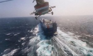 Un helicóptero de los hutíes vuela sobre un barco en el mar Rojo. Imagen compartidos por los militares hutíes, a 20 de noviembre de 2023.