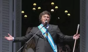 El presidente de Argentina, Javier Milei, sale al balcón de la Casa Rosada para saludar a simpatizantes, a 10 de diciembre de 2023.