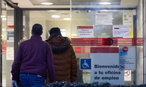 Varias personas entran en una oficina del SEPE de Móstoles, a 3 de enero de 2023, en Móstoles, Madrid.