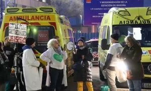 Vecinos y sanitarios de concentran a las puertas de Urgencias de La Paz, en Madrid, a 8 de enero de 2024.