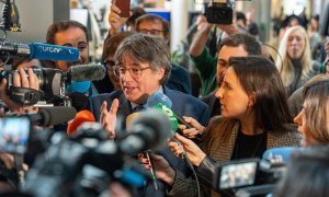 El expresident de la Generalitat Carles Puigdemont atiende a medios a su llegada al Parlamento Europeo, a 13 de diciembre de 2023.