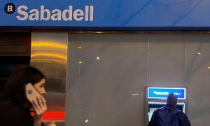 Un hombre opera en un cajero automático de una oficina del Banco Sabadell en Barcelona. — REUTERS/Nacho Doce