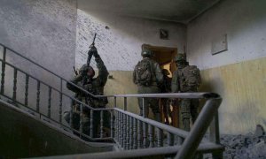 Soldados israelíes durante el asalto al cuartel general de Hamás en la ciudad de Jan Yunis, en el centro-sur de la franja de Gaza, este domingo.
