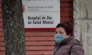 Una mujer protegida con mascarilla camina al lado del Hospital de Día de Salud Mental en Pamplona (Navarra), en una imagen de abril de 2020. E.P./Eduardo Sanz