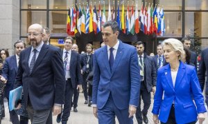 El presidente del Gobierno, Pedro Sánchez, junto al presidente del Consejo Europeo, Charles Michel y la presidenta de la Comisión Europea, Ursula von der Leyen, en Bruselas, a 15 de diciembre de 2023.