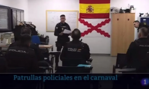 14-2-24 - Fotograma de una pieza de TVE sobre la seguridad en el carnaval de Las Palmas de Gran Canaria en el que aparece la cruz de Borgoña en unas dependencias policiales