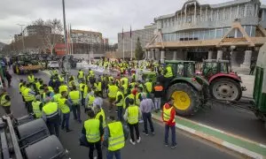 Agricultores del Campo de Cartagena han cortado el tráfico este miércoles a la altura de la Asamblea Regional este miércoles 14 de febrero de 2024.