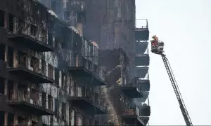 Los bomberos continúan trabajando este viernes tras el fulminante y devastador incendio en un edificio de viviendas de catorce plantas en València, que se ha propagado a otro anexo, y ha causado cuatro muertos y se busca a otras diecinueve personas que es