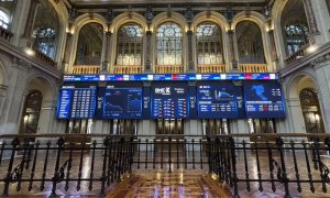 Vista de los paneles informativos en el parqué de la Bolsa de Madrid, con la información de los movimientos del mercado. EFE/ Ana Bornay