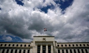 La bandera de EEUU y la enseña de la Resercva Federal ondean sobre la sede de banco central estadounidense, en Washington. REUTERS/Kevin Lamarque
