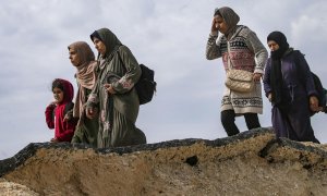 Mujeres y niños cruzan del norte al sur de Gaza por la carretera Al Rashid, Franja de Gaza, a 21 de marzo de 2024.