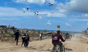 26/3/24- Los palestinos se apresuran hacia la playa para recoger la ayuda lanzada desde un avión, en medio del actual conflicto entre Israel y Hamás, en el norte de la Franja de Gaza, a 25 de marzo de 2024.