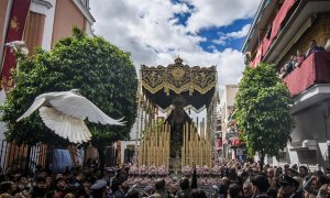 El paso de la Hermandad del Cerro a su salida de la Parroquia, este martes en Sevilla. RAÚL CARO / EFE