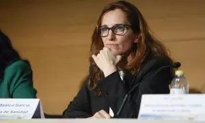 Mónica García firma financiar en 2025 con gafas y lentillas