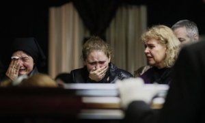 Una mujer llora ante el ataud de una de las personas muertas en el incendio de la Casa de los Sindicatos de Odesa.