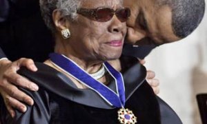 Maya Angelou, con Barack Obama, en 2011. EFE