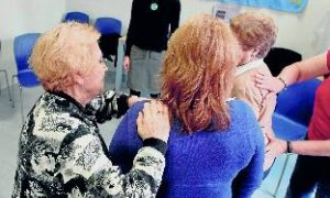 Curso de masaje del taller Ciudadanas del centro María de Maeztu, Madrid. r. sedano