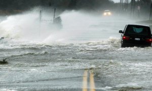 Un coche avanza a través del agua en una autopista en Southampton, Nueva York - REUTERS