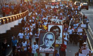 Marcha en recuerdo de monseñor Romero en el 33º aniversario de su asesinato. JOSÉ CABEZAS / AFP