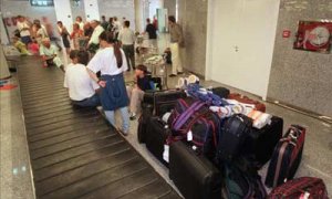 Imagen de una cinta transportadora de maletas en un aeropuerto.