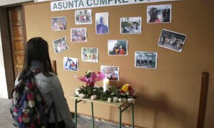 Una niña mira un mural  instalado en el instituto de Asunta Basterra, por su cumpleaños. EFE