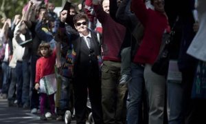 Persones de totes les edats simulaven anar ahir muntats en un tramvia en l’únic tram de la Diagonal per on no passa. guillem valle