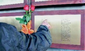 Familiares de las víctimas observaron las placas conmemorativas.