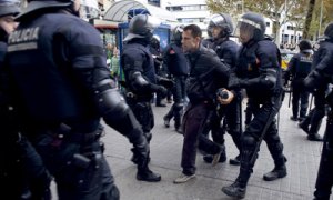 Un detenido en la plaza de Catalunya el 27-M.