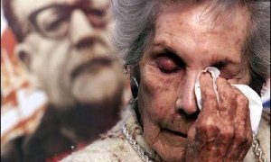 Fotografía del 26 de junio del 2003 en la que se ve a Hortensia Bussi, viuda del ex presidente chileno Salvador Allende, llorar delante de un retrato de su esposo.