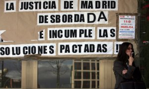 Cartel reivindicativo en la puerta de la sede de los Juzgados de Madrid, en Plaza de Castilla. - MIGUEL G. CASTRO