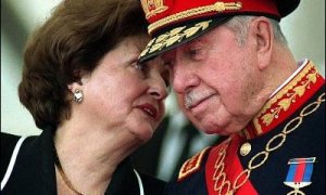 Augusto Pinochet y Lucía Hiriart durante la ceremonia de entrega de mando del ejército chileno, el 10 de marzo de 1998.