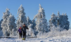Dos personas caminan con raquetas de nieve en la montaña Grosser Feldberg, en la región de Taunus, en Schmitten (Alemania). EFE / EPA / ARNE Dedert