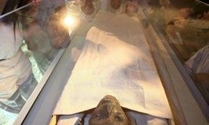 Vista de la momia del Faraón niñoTutankamón, de 3.300 años de antigüedad, después de que fuese sacada del sarcófago y mostrada al público en un expositor de cristal. EFE