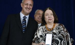 El Ministro de Trabajo y Asuntos Sociales de España, Jesús Caldera Sanchéz (i), entrega la Medalla de Oro de la Emigración a la escritora brasileña Nélida Piñon (d), durante una ceremonia en Río de Janeiro, hoy en reconocimiento a la labor de la escritora