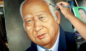 Un artista indonesio da los últimos toque a su retrato del ex presidente indonesio Suharto en una calle de Yakarta, Indonesia.