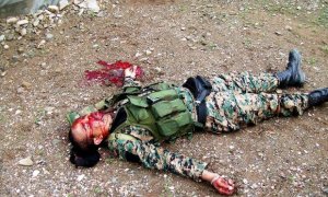 El cadáver del ex comandante rebelde Alfredo Reinado yace en el suelo tras ser abatido a tiros por los escoltas del presidente de Timor Oriental, José Ramos Horta, quien resultó hoy herido grave en una intentona golpista.