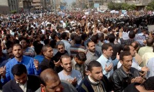 Cientos de manifestantes rezan durante una protesta contra el arresto de los candidatos de los Hermanos Musulmanes para las próximas elecciones locales, el pasado 1 de abril .