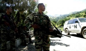 Soldados timorenses montan guardia a las afueras de la residencia del presidente José Ramos Horta , en Dili (Timor Oriental).