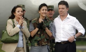 La ex candidata presidencial colombo-francesa, Ingrid Betancourt permanece junto a su madre Yolanda Pulecio y del ministro colombiano de Defensa, Juan Manuel Santos, tras descender del avión que la trasladó desde Tolemaida a la base militar de Catam en Bo