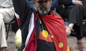 El hombre más rico de Australia y magnate de la minería, Andrew Forrest, presentó un plan junto con el Grupo Australiano de Industria (Ai Group) para crear 50.000 puestos de trabajo para aborígenes. en la imagen, un hombre aborigen durante una manifestaci