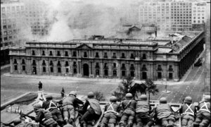 Tropas del Ejército chileno toman posiciones en un tejado frente al Palacio de la Moneda durante el asalto del 11 de septiembre de 1973. AFP