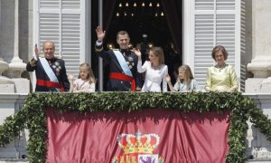 Felipe VI, acompañado por Juan Carlos, Letizia, Sofía y sus hijas el día de su coronación.