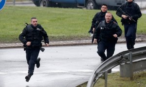 Miembros de las fuerzas de intervención  francesas llegan a la escena de la toma de rehenes en el noreste de París. -  REUTERS / Christian Hartmann