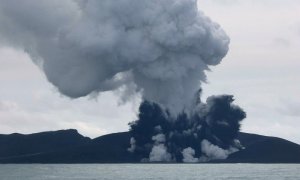 Imagen del volcán en erupción. AFP