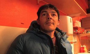 Javier Gómez, la víctima, en el interior de la pizzería. F. BARBER