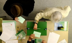 Unos ciudadanos ejercen su derecho al voto en las elecciones autonómicas para la Junta de Andalucía, hoy en un colegio sevillano. EFE/Raúl Caro
